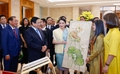 Thủ tướng Phạm Minh Chính cùng Thủ tướng Thái Lan tham quan triển lãm các sản phẩm thủ công mỹ nghệ của Việt Nam