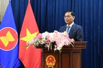 Phó Thủ tướng Bùi Thanh Sơn gặp gỡ cán bộ, nhân viên Đại sứ quán Việt Nam tại Liên bang Nga