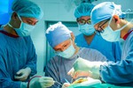 Lần đầu tiên cắt bỏ u tuyến yên bằng 2 cuộc đại phẫu cùng lúc