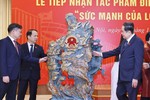 Chủ tịch Quốc hội dự Lễ tiếp nhận tác phẩm điêu khắc ánh sáng 'Sức mạnh của lòng dân'