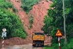 Mưa lớn gây sạt lở, ngập lụt nhiều tuyến giao thông tại miền Trung – Tây Nguyên