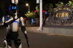 Robot hình người lập kỷ lục đi bộ hơn 106 km
