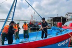 Quảng Ngãi: Lực lượng Biên phòng hỗ trợ ngư dân phòng chống bão số 13