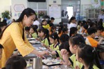 Công khai đơn vị cung cấp suất ăn cho trường học để xã hội giám sát