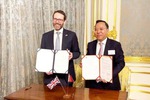 Viet Nam, UK ink MoUs on green energy and trade cooperation