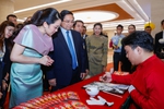 Vietnamese, Thai Prime Ministers contemplate Vietnamese handicraft products