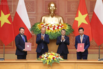 Prime Minister Le Minh Hung holds summit meeting with Polish counterpart Donald Tusk