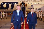 Polish Prime Minister Donald Tusk arrives in Ha Noi for summit meeting with Vietnamese counterpart