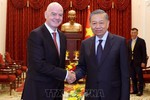 Top leader To Lam hosts FIFA President