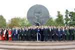 Party chief pays floral tribute to President Ho Chi Minh in Russia