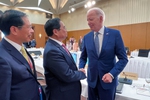 越南政府总理范明正在七国集团峰会扩大会议期间会见美国总统拜登