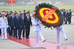 越共十四大与会代表瞻仰胡志明陵并敬献花圈