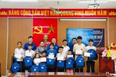 Đo&#224;n Thanh ni&#234;n VPCP trao qu&#224; cho học sinh kh&#243; khăn tại Quảng Ninh