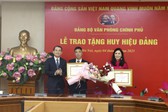 Trao tặng Huy hiệu Đảng cho 2 đảng vi&#234;n của Đảng bộ VPCP