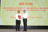 Trao Quyết định bổ nhiệm l&#227;nh đạo Hội trường Thống Nhất v&#224; Cục Quản trị - T&#224;i vụ