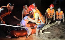 Trắng đêm ứng cứu người dân ngập lũ tại Đà Nẵng