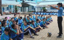 Dạy kiêm nhiệm môn thể dục có được hưởng chế độ trang phục?