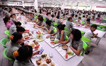 Tiền ăn ca trả vào lương, tính thuế thế nào?