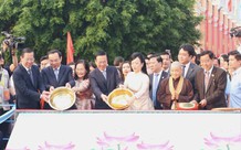 Chủ tịch nước Võ Văn Thưởng thực hiện nghi thức thả cá chép tiễn ông Công, ông Táo
