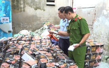 Phát hiện, tạm giữ gần 1,7 tấn xúc xích không rõ nguồn gốc