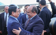 Thủ tướng Sifi Ghrieb ra sân bay đón Thủ tướng Phạm Minh Chính thăm chính thức Algeria