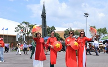 Người dân say mê chiêm ngưỡng khí tài quân sự tại Triển lãm thành tựu đất nước