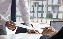 Bị kỷ luật hạ bậc lương, tính thời điểm nâng lương thế nào?