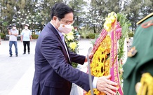 PM offers incense at Gac Ma memorial complex dedicated to naval soldiers