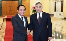 越共中央宣教与民运部部长郑文决与中共中央宣传部部长李书磊举行会谈