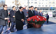 越南政府总理范明政在莫斯科向胡志明主席纪念碑敬献花圈