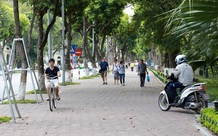 Điều khiển xe từ vỉa hè xuống lòng đường có phải xi nhan?