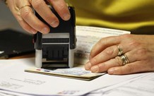 Giải đáp về việc sử dụng chữ ký khắc sẵn