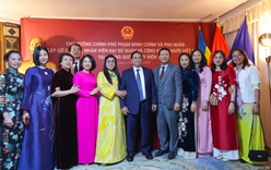 Thủ tướng gặp gỡ kiều bào tại Thụy Điển: 'Tự lo được cho mình cũng là yêu nước'