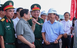 Thủ tướng kiểm tra công trường, chỉ đạo thông tuyến 2 dự án cao tốc tại ĐBSCL vào 19/12/2025