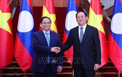 Thủ tướng Phạm Minh Chính gặp Thủ tướng Lào