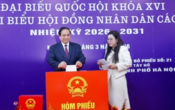 Thủ tướng Phạm Minh Chính cùng cử tri bỏ phiếu bầu cử tại phường Tây Hồ, Hà Nội