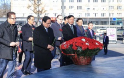 Thủ tướng dâng hoa tại Tượng đài Chủ tịch Hồ Chí Minh và Đài tưởng niệm Liệt sĩ Vô danh ở Moscow (Nga)