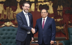 Thủ tướng Phạm Minh Chính tiếp Đại sứ Anh Iain Frew