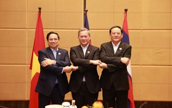 Vietnamese PM holds working breakfast with Cambodian, Lao counterparts