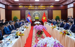 Prime Minister holds talks with Cambodian counterpart