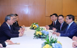 Prime Minister Pham Minh Chinh meets Chinese Premier Li Qiang in Malaysia