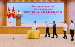 Lãnh đạo Chính phủ và VPCP ủng hộ đồng bào bị thiệt hại do bão lũ