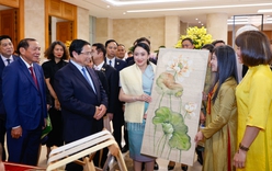 Thủ tướng Phạm Minh Chính cùng Thủ tướng Thái Lan tham quan triển lãm các sản phẩm thủ công mỹ nghệ của Việt Nam