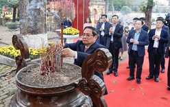 Thủ tướng dâng hương tại Khu di tích Hoàng thành Thăng Long