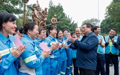 Thủ tướng thăm hỏi, động viên công nhân vệ sinh môi trường tại Thủ đô Hà Nội