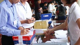 Có phải ghi tên nhà thầu phụ trong hợp đồng?