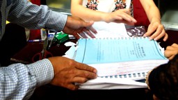 Đấu thầu qua mạng, nhà thầu có phải nộp hàng mẫu?