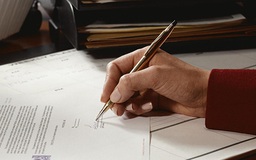 Thay đổi nhãn hiệu vật liệu có phải điều chỉnh giá hợp đồng?