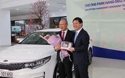 THACO trao tặng xe cho HLV Park Hang Seo