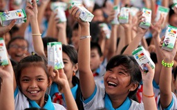 Vinamilk trao 76.500 ly sữa cho trẻ em nghèo tỉnh Vĩnh Long